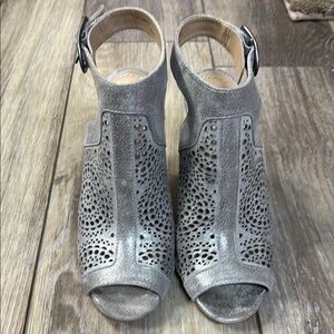 Johnston and Murphy Embossed Leather Gray Peep-Toe Ankle high heel shoes
